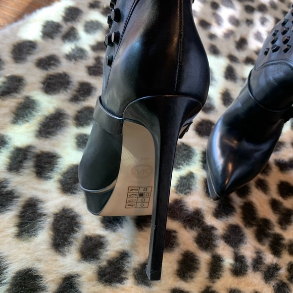 Michael Kors Studded bootie- size 9 - Picture 3 of 5